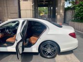 Bán chiếc Mercedes-Benz E300 AMG trắng/nâu sản xuất 2019