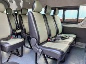 Bán xe Toyota Hiace sản xuất 2018, màu bạc còn mới