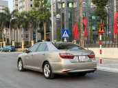 Bán xe Toyota Camry đăng ký 2015, màu vàng xe gia đình giá tốt 818 triệu đồng