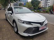 Toyota Camry 2.5Q trắng tinh khôi. Xe tư nhân 1 chủ từ đầu, sx 2020, đk t3/2020, chạy chuẩn 4200km