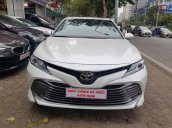 Toyota Camry 2.5Q trắng tinh khôi. Xe tư nhân 1 chủ từ đầu, sx 2020, đk t3/2020, chạy chuẩn 4200km