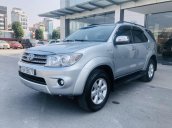 Bán Toyota Fortuner 2.7V sản xuất 2012, màu bạc xe gia đình