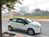 Xe Ford Fiesta đời 2011, màu trắng còn mới