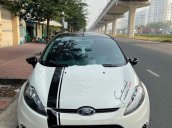 Xe Ford Fiesta đời 2011, màu trắng còn mới