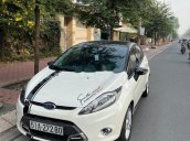 Xe Ford Fiesta đời 2011, màu trắng còn mới