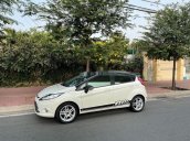 Xe Ford Fiesta đời 2011, màu trắng còn mới