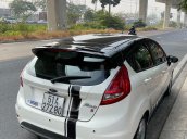 Xe Ford Fiesta đời 2011, màu trắng còn mới