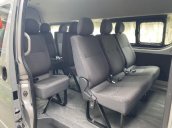 Cần bán gấp Toyota Hiace năm sản xuất 2017, màu bạc, 685 triệu