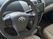 Cần bán lại xe Toyota Vios năm sản xuất 2011, màu bạc