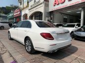 Bán nhanh với giá thấp chiếc Mercedes E200 model 2019, màu trắng