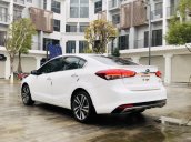 Bán nhanh Kia Cerato 2.0 AT sản xuất năm 2017 màu trắng, xe cực đẹp, zin nguyên bản, biển tỉnh đi 46000 km