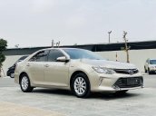 Cần bán lại xe Toyota Camry sản xuất năm 2015, màu vàng cát