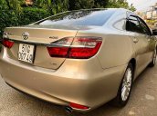 Bán Toyota Camry 2.0E sản xuất 2017, màu vàng còn mới