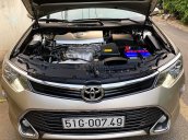 Bán Toyota Camry 2.0E sản xuất 2017, màu vàng còn mới