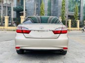 Cần bán lại xe Toyota Camry sản xuất năm 2015, màu vàng cát