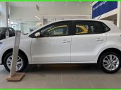 Đang tìm xe cho vợ, xe nhập, an toàn chọn xe nào, gọi Thuận có giá đặc biệt T3/2021 cho Polo Hatchback màu trắng này