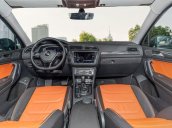 Ưu đãi hấp dẫn tặng IP12 và Bộ Kiện cao cấp xe Tiguan Luxury S màu đen nội thất cam-đen mới nhập, 7 chỗ, 2.0TSI