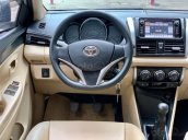 Cần bán Toyota Vios E năm 2017, màu vàng cát, số sàn, chính chủ biển Sài Gòn