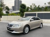 Bán gấp Toyota Camry 2.0E năm 2014, màu vàng cát, zin từ trong ra ngoài