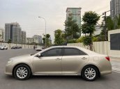 Bán gấp Toyota Camry 2.0E năm 2014, màu vàng cát, zin từ trong ra ngoài