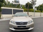 Bán gấp Toyota Camry 2.0E năm 2014, màu vàng cát, zin từ trong ra ngoài