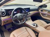 Cần bán xe Mercedes E200 sản xuất 2019, màu đen