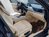 BMW 320i một đời chủ. Xe nhà trùm mền bởi vậy còn rất mới, toàn bộ còn zin theo xe