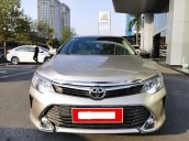 Bán Toyota Camry 2.0E năm sản xuất 2016, màu vàng cát, giá cạnh tranh