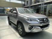 Bán xe Toyota Fortuner màu bạc, xe gia đình đi nên đẹp như mới, có trả góp