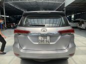 Bán xe Toyota Fortuner màu bạc, xe gia đình đi nên đẹp như mới, có trả góp