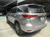 Bán xe Toyota Fortuner màu bạc, xe gia đình đi nên đẹp như mới, có trả góp