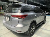 Bán xe Toyota Fortuner màu bạc, xe gia đình đi nên đẹp như mới, có trả góp