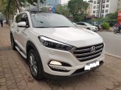 Bán Hyundai Tucson 2.0 màu trắng, máy xăng, sản xuất 2017, xe tư nhân chính chủ, một chủ từ đầu đi ít