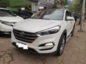 Bán Hyundai Tucson 2.0 màu trắng, máy xăng, sản xuất 2017, xe tư nhân chính chủ, một chủ từ đầu đi ít