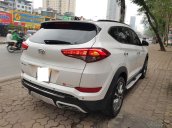 Bán Hyundai Tucson 2.0 màu trắng, máy xăng, sản xuất 2017, xe tư nhân chính chủ, một chủ từ đầu đi ít
