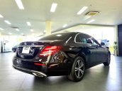 Cần bán lại xe Mercedes E180 đời 2020, màu đen còn mới