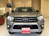 Cần bán xe Toyota Hilux 2.4E MT 2019, màu bạc gia đình HCM đi 15.600km - xe cũ chính hãng Toyota Sure