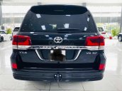 Xe Toyota Land Cruiser VXS 5.7 năm sản xuất 2020, màu đen, nhập khẩu còn mới