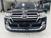 Xe Toyota Land Cruiser VXS 5.7 năm sản xuất 2020, màu đen, nhập khẩu còn mới