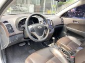 Cần bán gấp Hyundai i30 đời 2011, màu trắng, nhập khẩu 