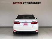 Bán xe Toyota Camry 2.0E số tự động, màu trắng xe giao ngay