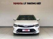 Bán xe Toyota Camry 2.0E số tự động, màu trắng xe giao ngay