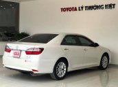 Bán xe Toyota Camry 2.0E số tự động, màu trắng xe giao ngay