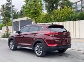 Bán nhanh chiếc Hyundai Tucson sản xuất 2018 full xăng, màu đỏ