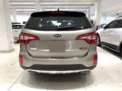 Cần bán Kia Sorento năm sản xuất 2018, màu vàng cát, còn mới