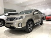 Cần bán Kia Sorento năm sản xuất 2018, màu vàng cát, còn mới