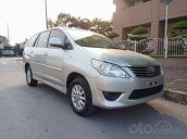 Cần bán lại xe Toyota Innova sản xuất năm 2014, màu bạc giá cạnh tranh