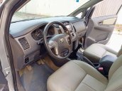 Cần bán lại xe Toyota Innova sản xuất năm 2014, màu bạc giá cạnh tranh