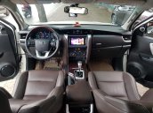 Toyota Fortuner 2.4AT số tự động màu trắng sản xuất 2019 xe tư nhân chính chủ