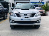 Cần bán lại xe Toyota Fortuner sản xuất 2015, màu bạc xe gia đình